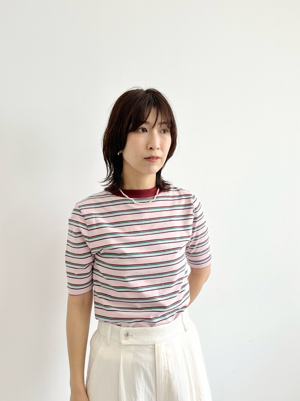 ピンク系のショルダーバッグ、ホワイト系のその他パンツ、ブラック系のサンダルを着用したレディースの春コーディネートの3枚目の写真