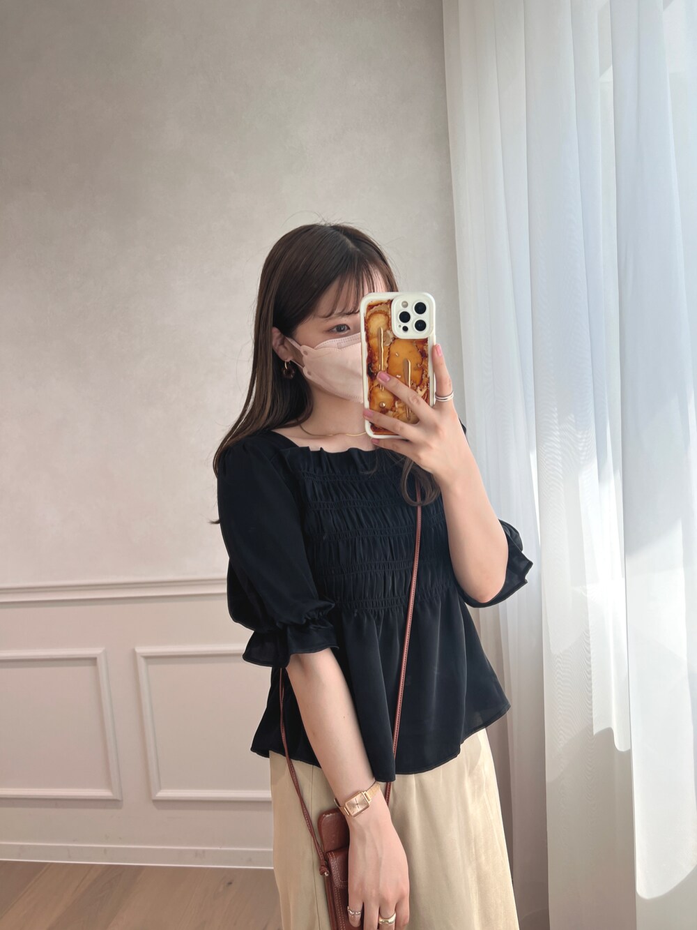 ブラック系のシャツ/ブラウス、ベージュ系のスカート、ブラウン系のスマホケース/カバーを着用したレディースの夏コーディネートの2枚目の写真