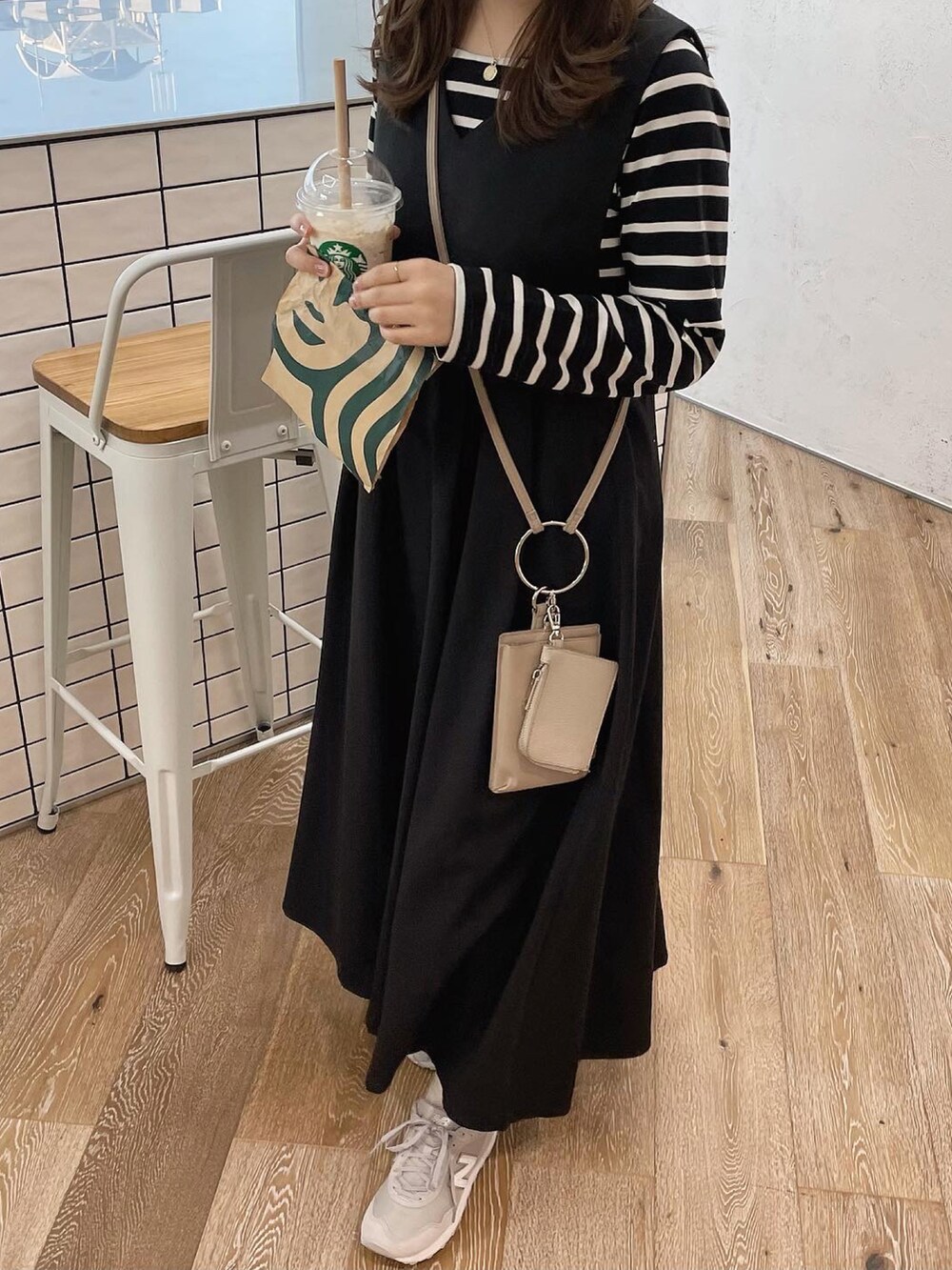 ブラック系のワンピース、グレー系のスニーカー、ブラック系のTシャツ/カットソーを着用したレディースの冬コーディネートの2枚目の写真