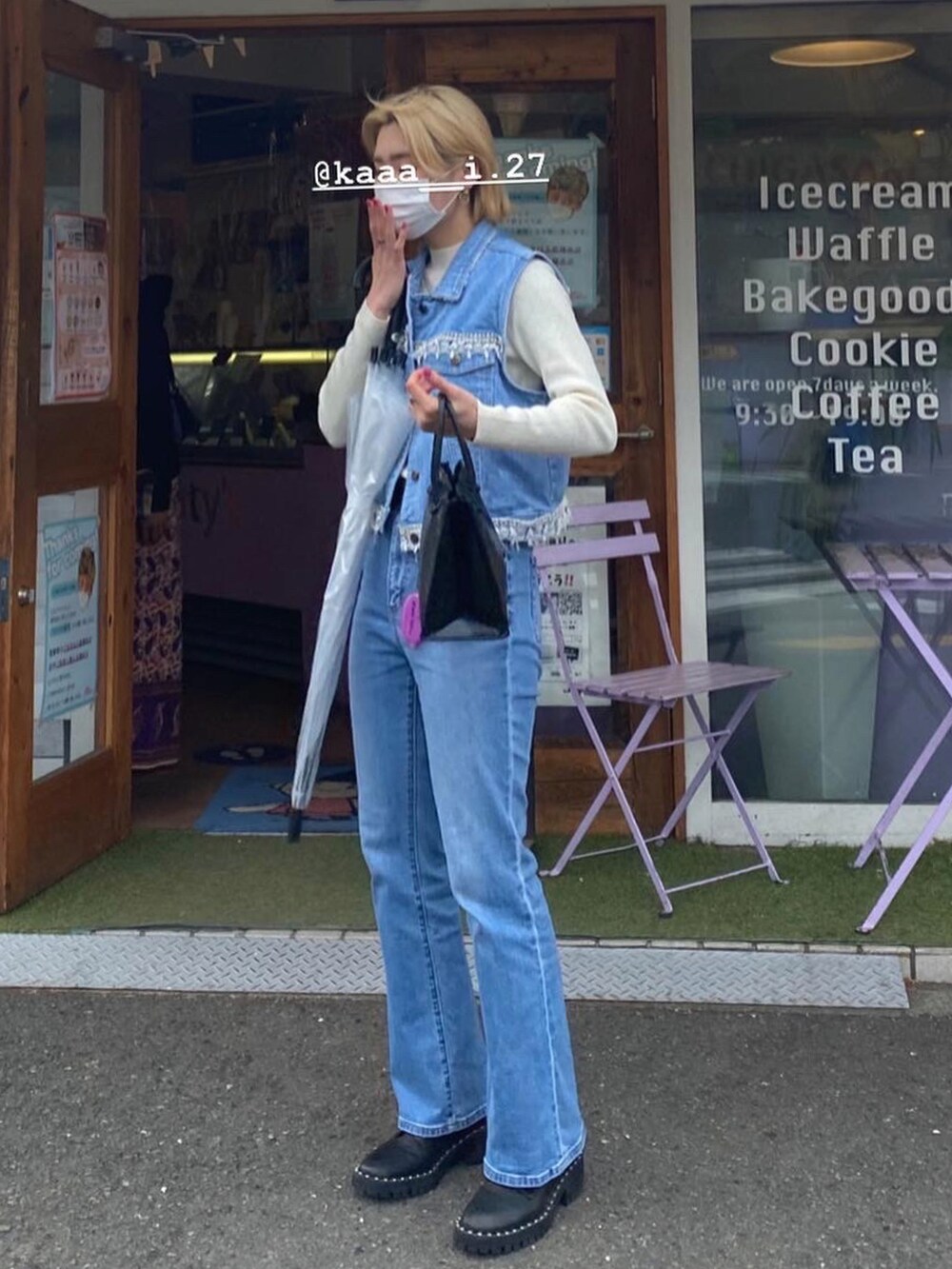 ブルー系のデニムジャケット、ブルー系のパンツ、ブラック系のブーツを着用したレディースの春コーディネートの2枚目の写真