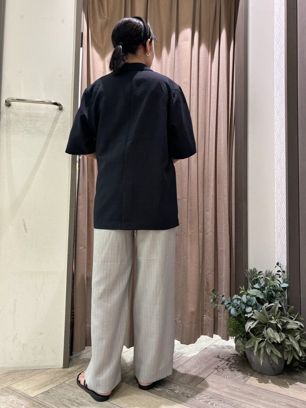 ブルー系のテーラードジャケット、グレー系のその他パンツ、シルバー系のブレスレットを着用したレディースの夏コーディネートの3枚目の写真