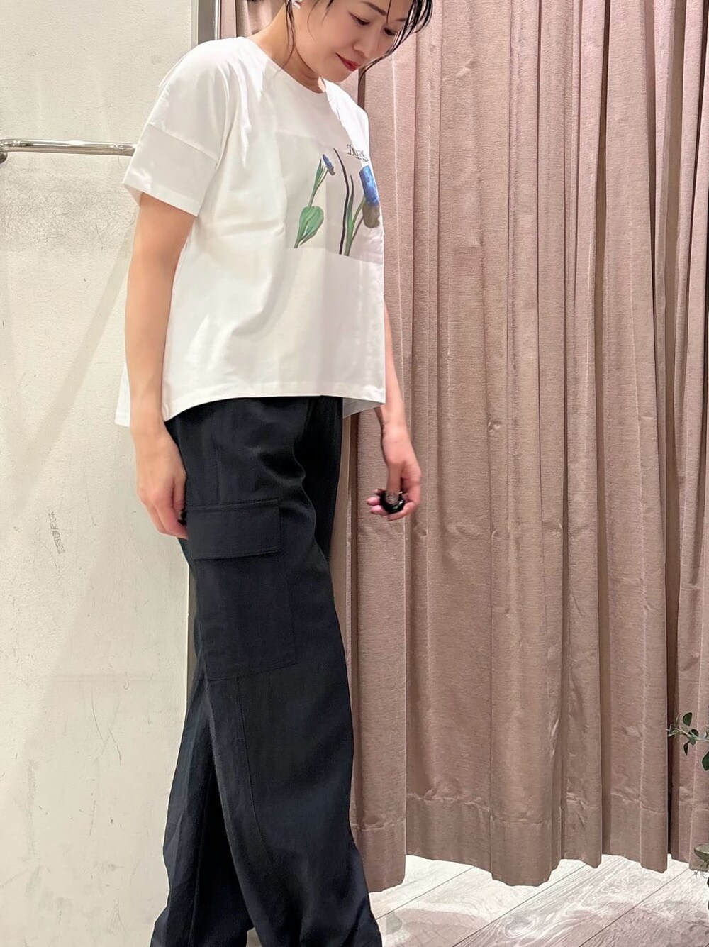 ホワイト系のTシャツ/カットソー、ホワイト系のスカートを着用したレディースの春コーディネートの6枚目の写真