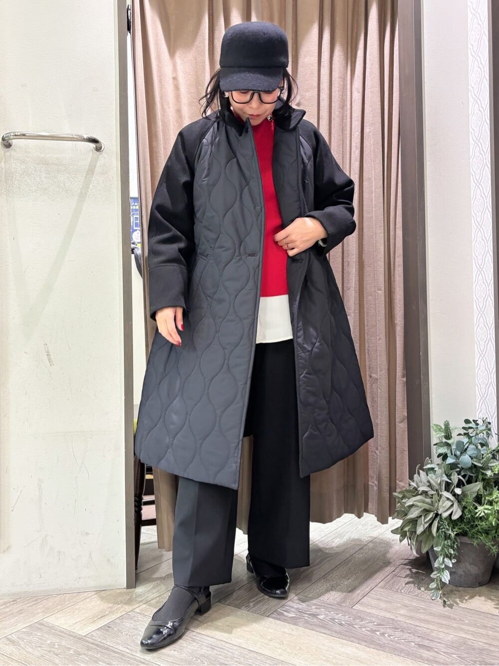レッド系のニット/セーター、ブラック系のその他パンツ、ブラック系のベルトを着用したレディースの冬コーディネートの2枚目の写真