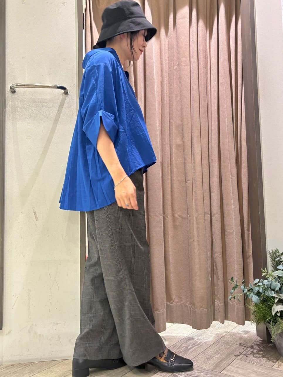 ブルー系のシャツ/ブラウス、ブラック系のその他パンツ、ブラック系のハットを着用したレディースの秋コーディネートの2枚目の写真