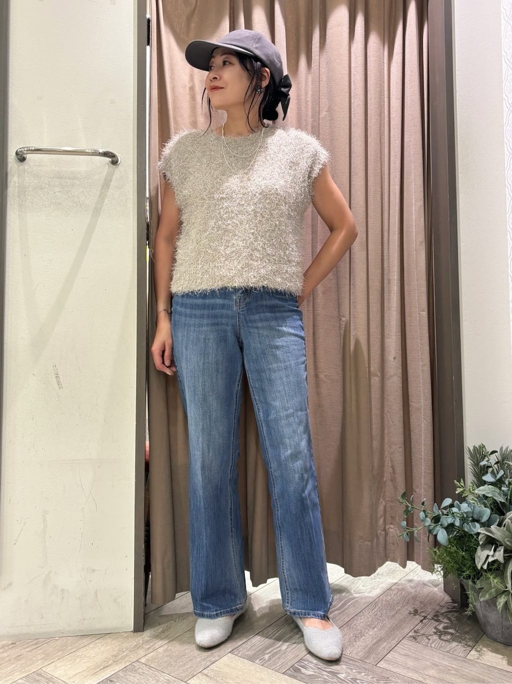 ベージュ系のニット/セーター、ブルー系のデニムパンツ、シルバー系のネックレスを着用したレディースの秋コーディネートの5枚目の写真