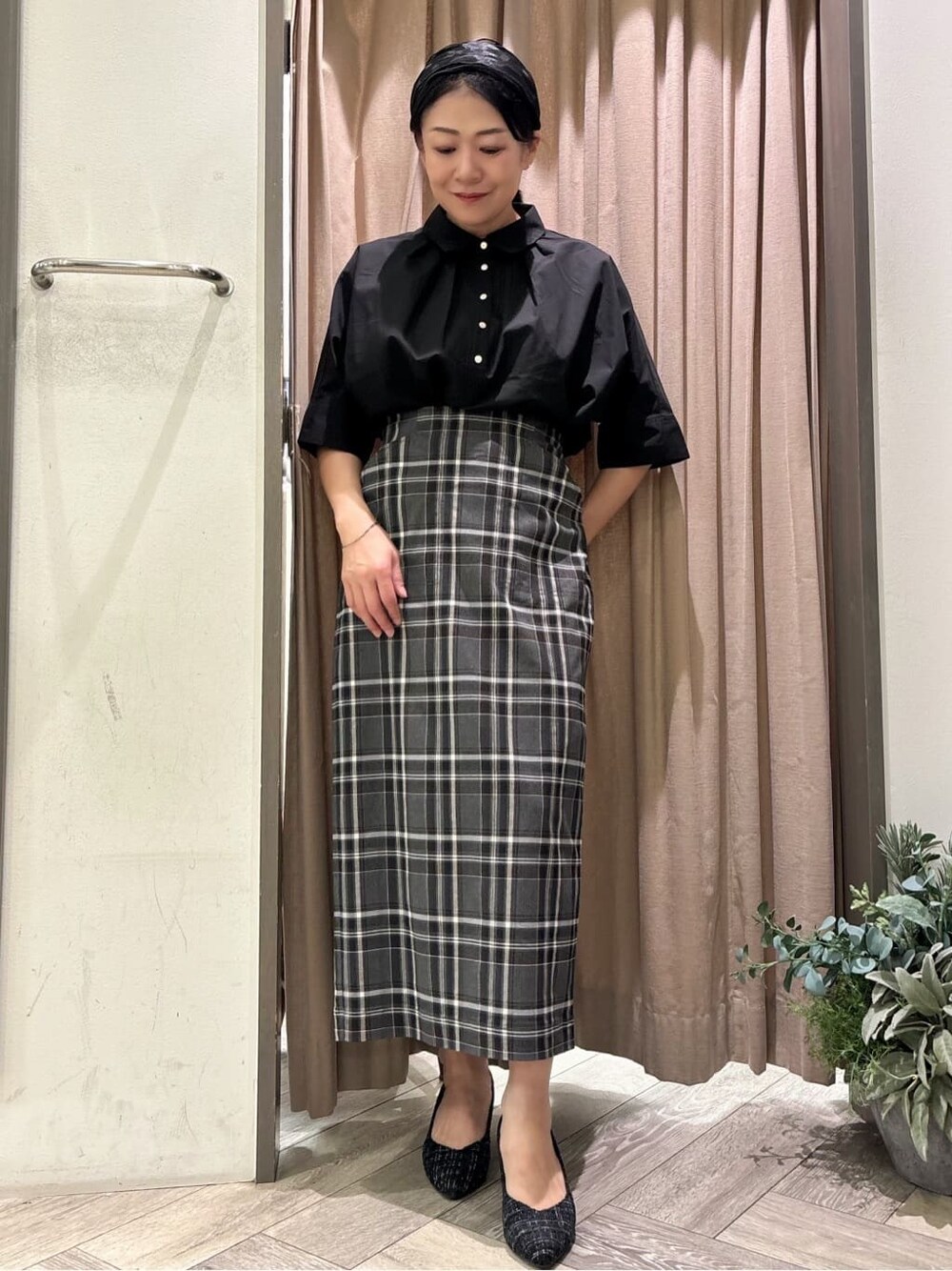 グレー系のその他パンツ、ブラック系のパンプス、ブラック系のベルトを着用したレディースの秋コーディネートの5枚目の写真