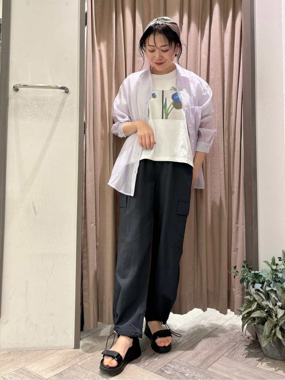 ブルー系のシャツ/ブラウス、ホワイト系のTシャツ/カットソー、グレー系のその他パンツを着用したレディースの春コーディネートの4枚目の写真