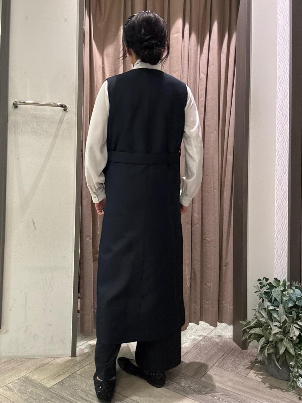ブルー系のワンピース、ホワイト系のシャツ/ブラウス、ブラック系のその他パンツを着用したレディースの冬コーディネートの4枚目の写真