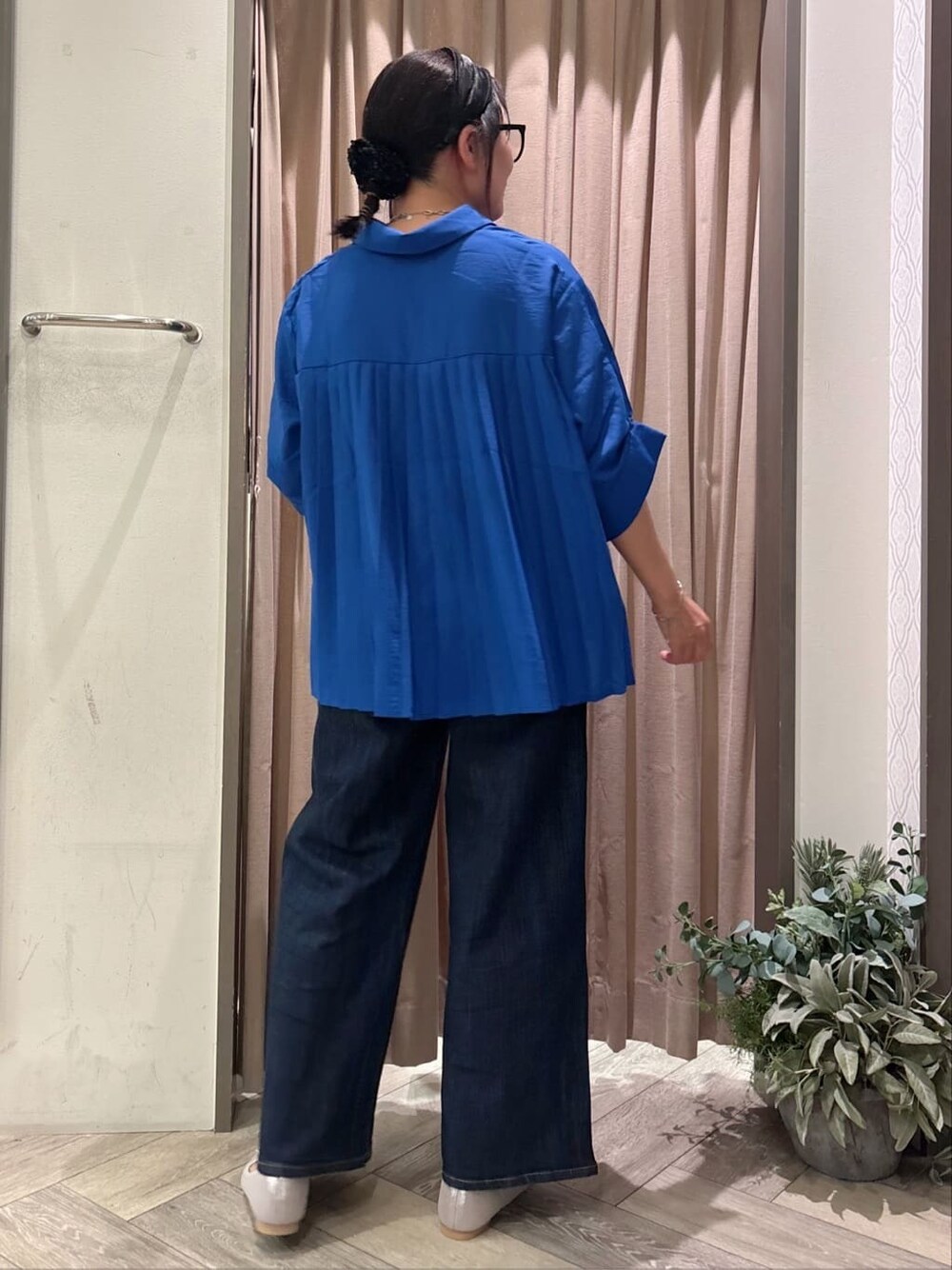 ブルー系のシャツ/ブラウス、ブルー系のデニムパンツ、シルバー系のその他シューズを着用したレディースの秋コーディネートの3枚目の写真