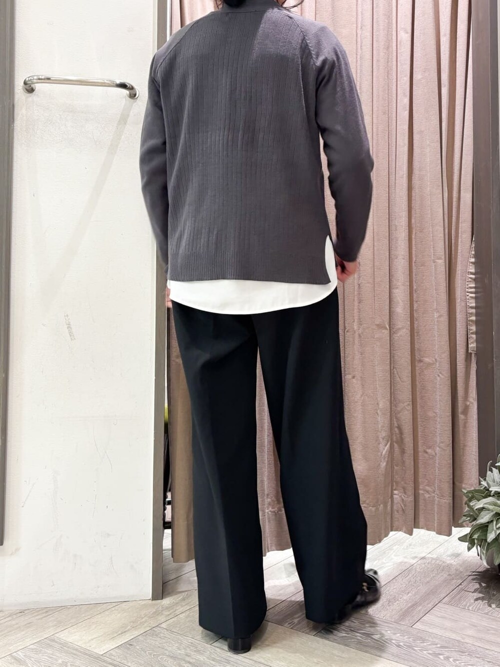 ブラック系のその他パンツ、ブラック系のベルトを着用したレディースの冬コーディネートの3枚目の写真