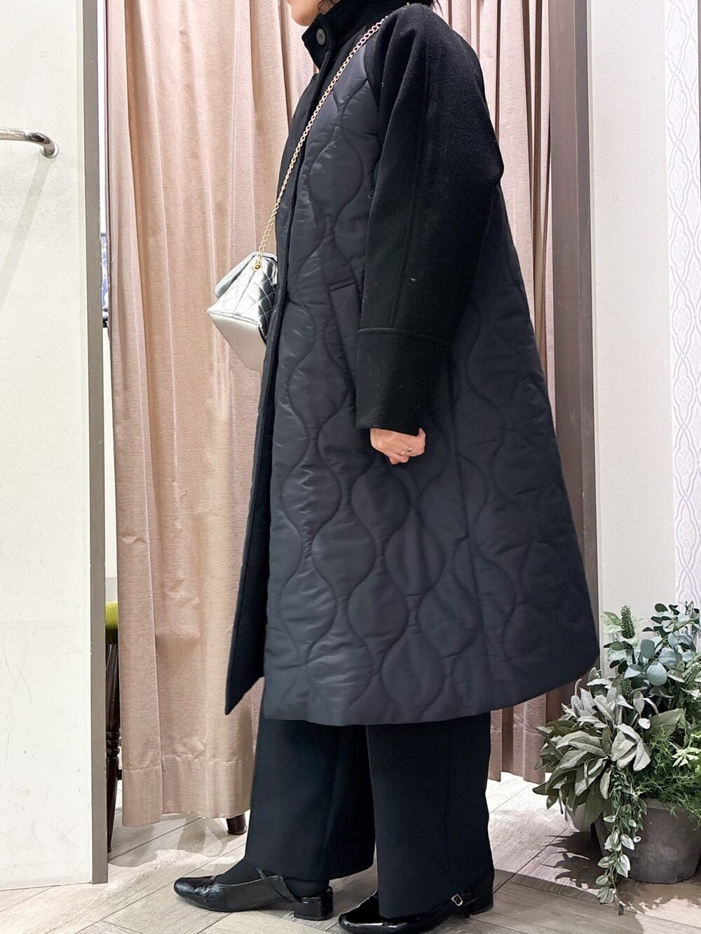 レッド系のニット/セーター、ブラック系のその他パンツ、ブラック系のベルトを着用したレディースの冬コーディネートの3枚目の写真