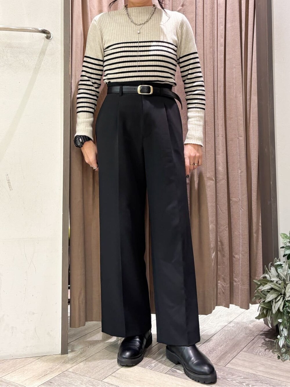 ブラック系のノーカラージャケット、ブラック系のその他パンツ、ブラック系のベルトを着用したレディースの冬コーディネートの6枚目の写真