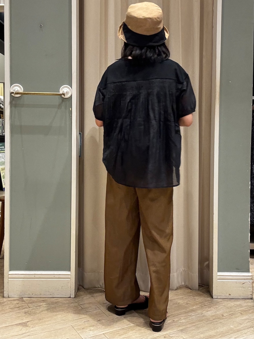ブラック系のTシャツ/カットソー、イエロー系のその他パンツ、ブラウン系のハットを着用したレディースの春コーディネートの3枚目の写真