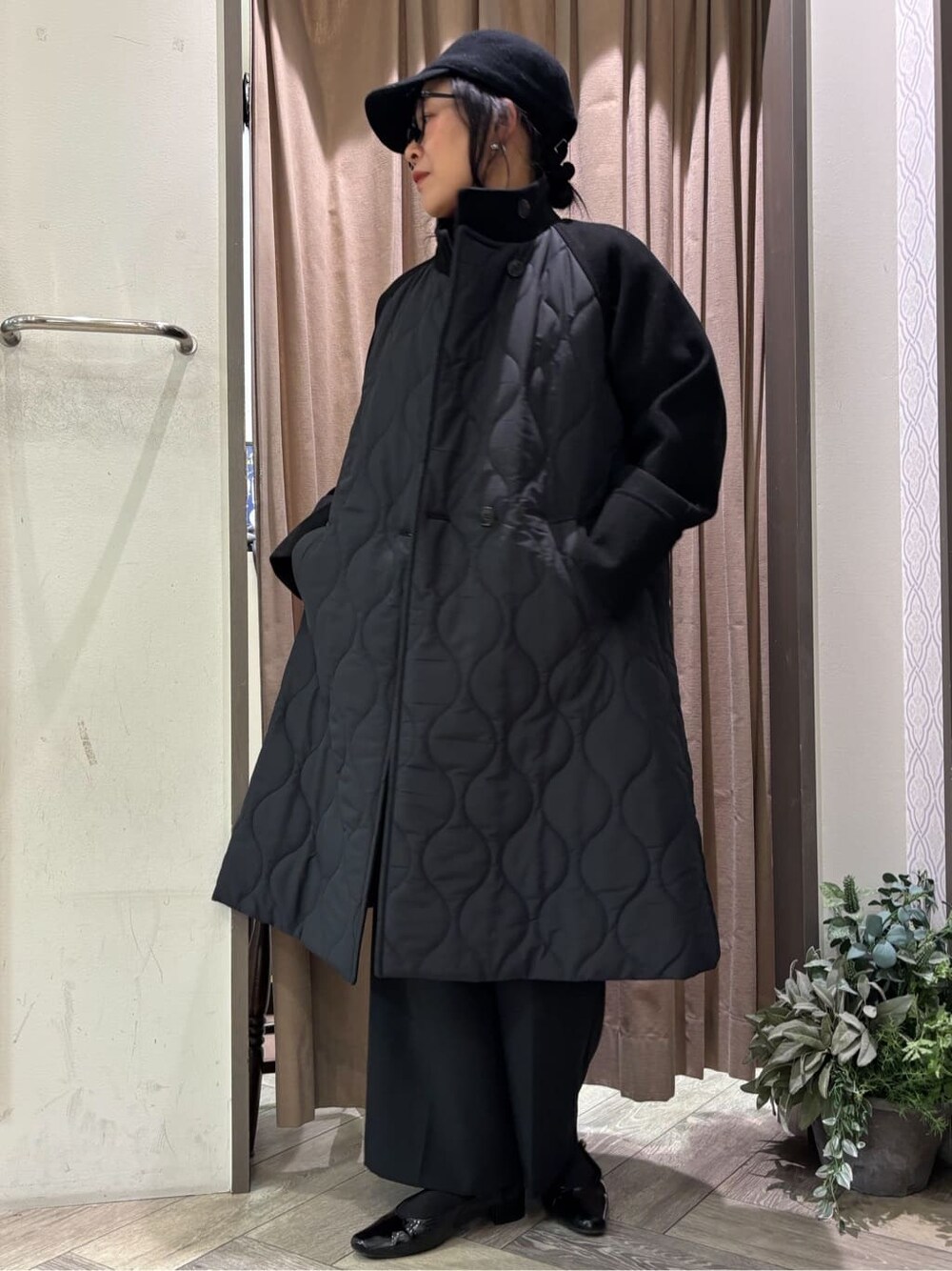 レッド系のニット/セーター、ブラック系のその他パンツ、ブラック系のベルトを着用したレディースの冬コーディネートの5枚目の写真