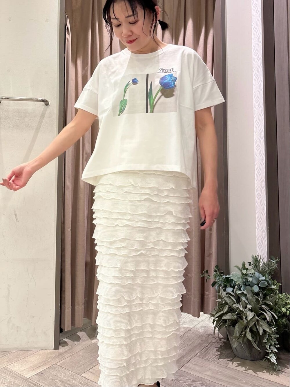 ブルー系のシャツ/ブラウス、ホワイト系のTシャツ/カットソー、グレー系のその他パンツを着用したレディースの春コーディネートの5枚目の写真