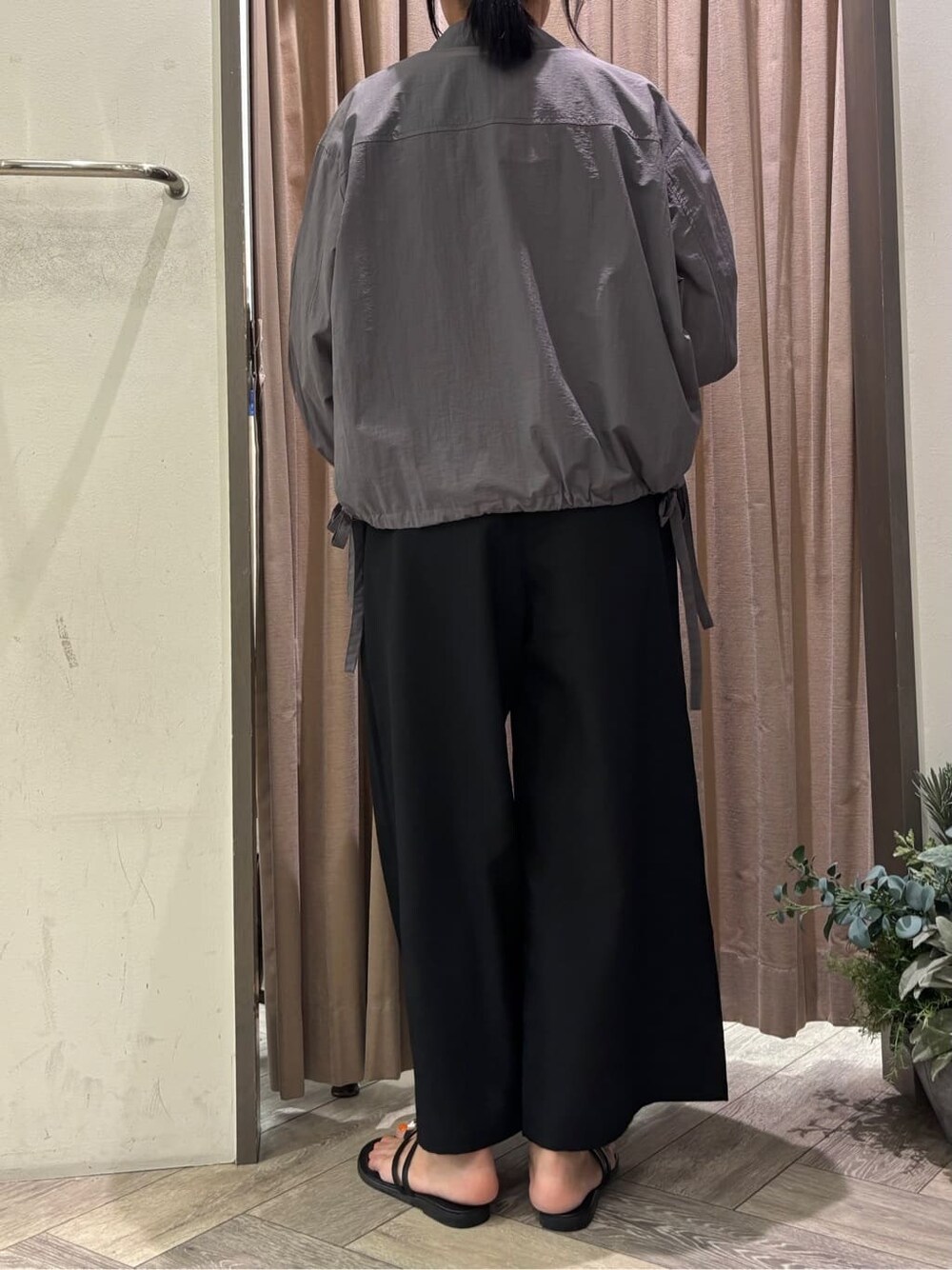 ブラック系のサンダルを着用したレディースの夏コーディネートの5枚目の写真