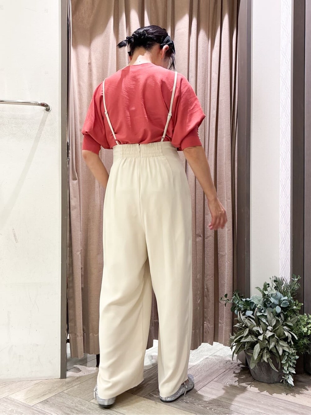 ホワイト系のブルゾン、レッド系のニット/セーター、ホワイト系のその他パンツを着用したレディースの春コーディネートの4枚目の写真
