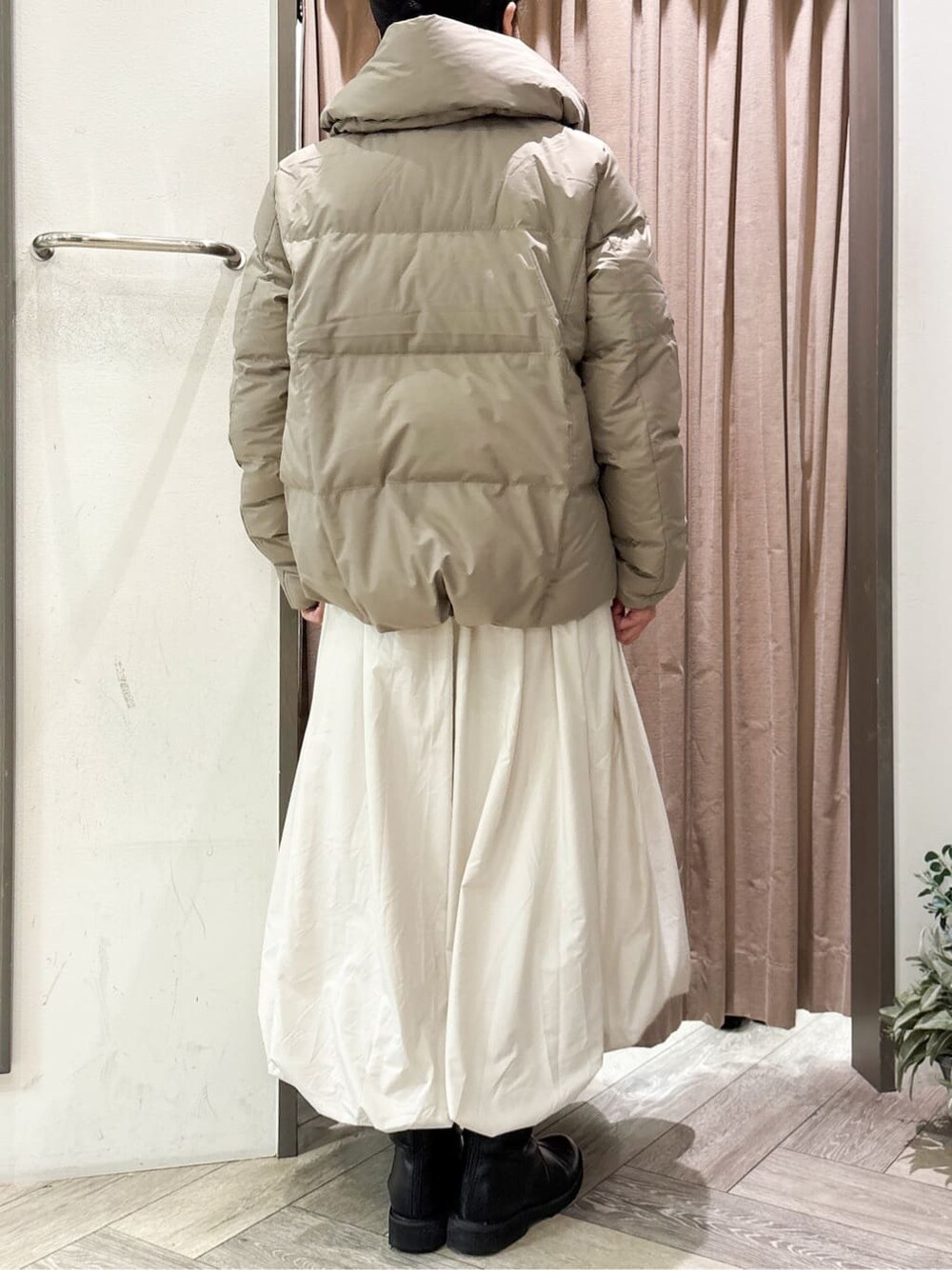 レッド系のニット/セーターを着用したレディースの冬コーディネートの3枚目の写真