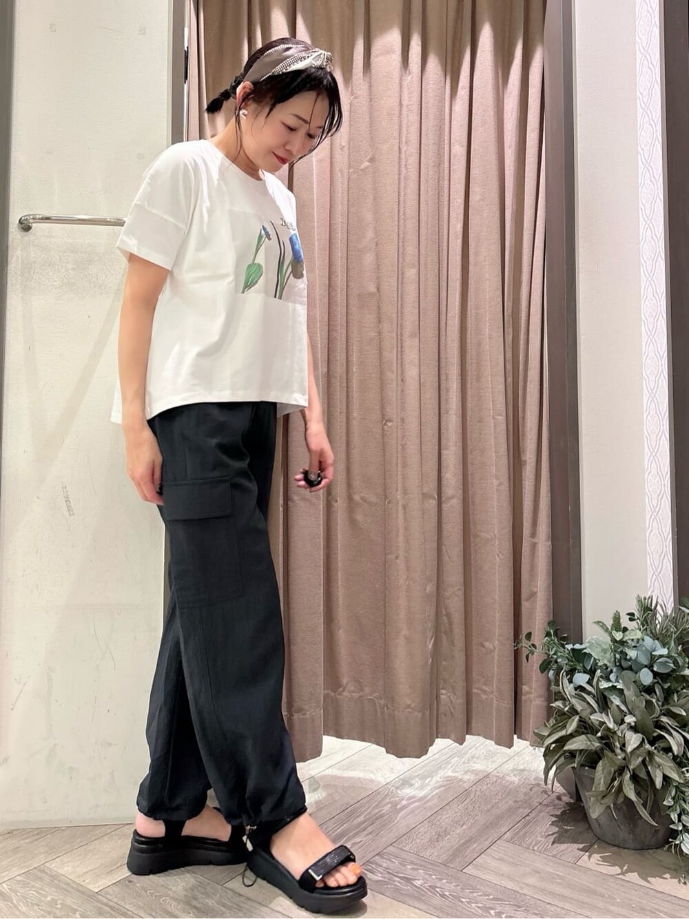 ブルー系のシャツ/ブラウス、ホワイト系のTシャツ/カットソー、グレー系のその他パンツを着用したレディースの春コーディネートの2枚目の写真