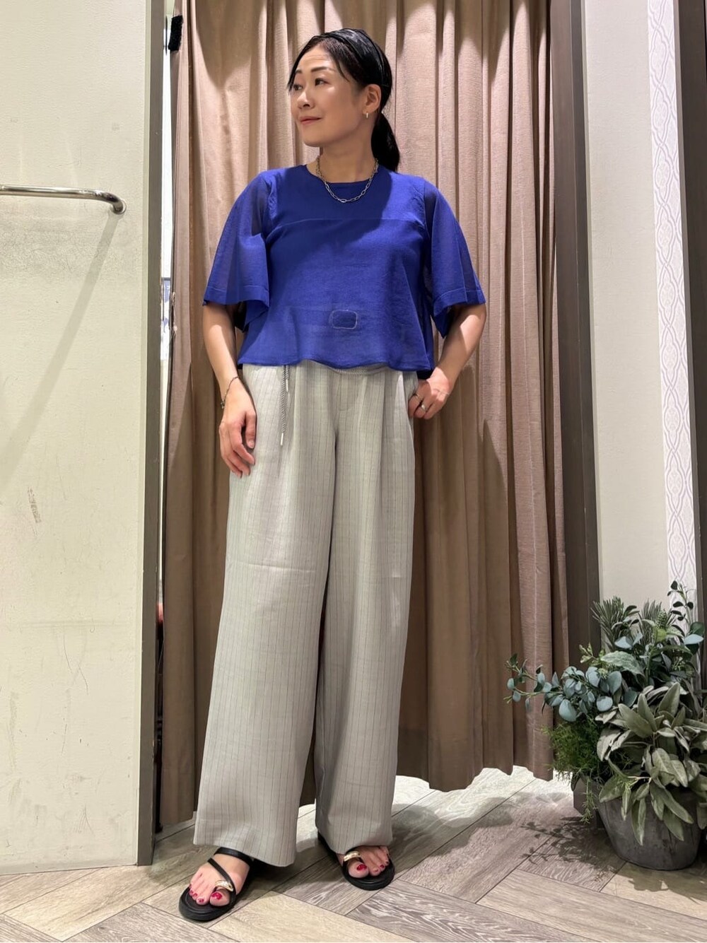 ブルー系のテーラードジャケット、グレー系のその他パンツ、シルバー系のブレスレットを着用したレディースの夏コーディネートの6枚目の写真