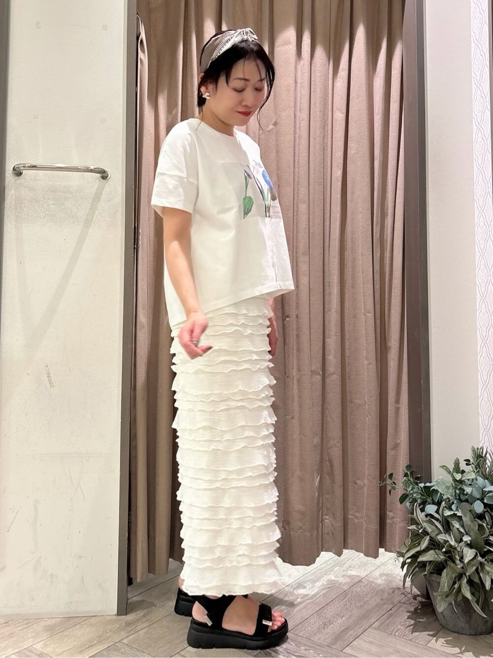 ホワイト系のTシャツ/カットソー、ホワイト系のスカートを着用したレディースの春コーディネートの2枚目の写真