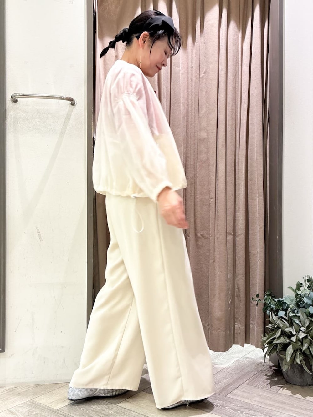 ホワイト系のブルゾン、レッド系のニット/セーター、ホワイト系のその他パンツを着用したレディースの春コーディネートの7枚目の写真