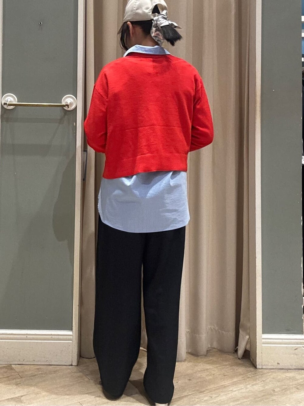 レッド系のカーディガン/ボレロ、ブルー系のシャツ/ブラウス、ブルー系のその他パンツを着用したレディースの春コーディネートの4枚目の写真