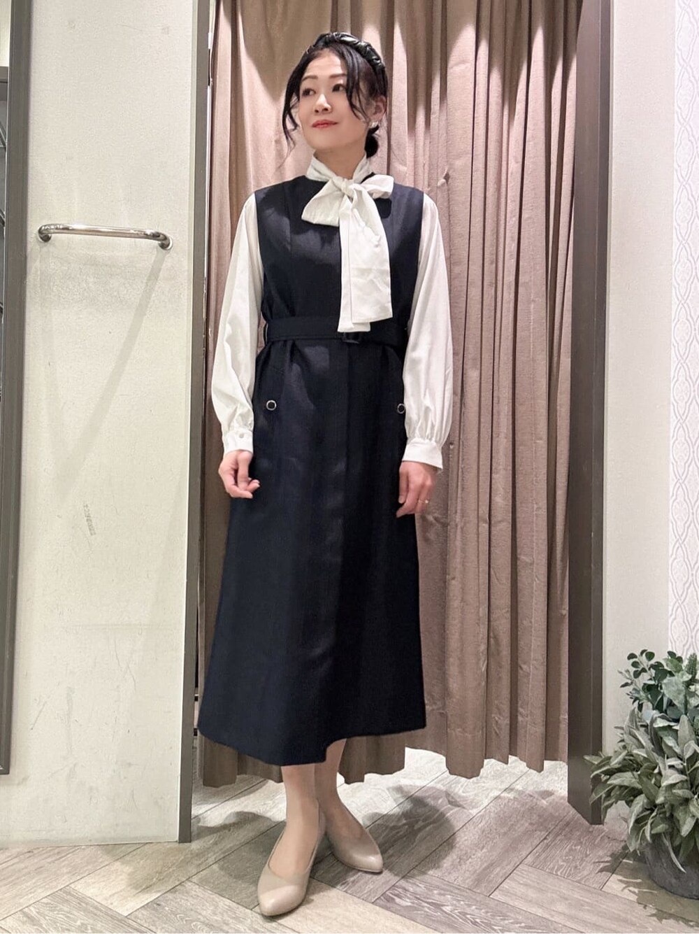 ブルー系のワンピース、ホワイト系のシャツ/ブラウス、ブラック系のその他パンツを着用したレディースの冬コーディネートの6枚目の写真