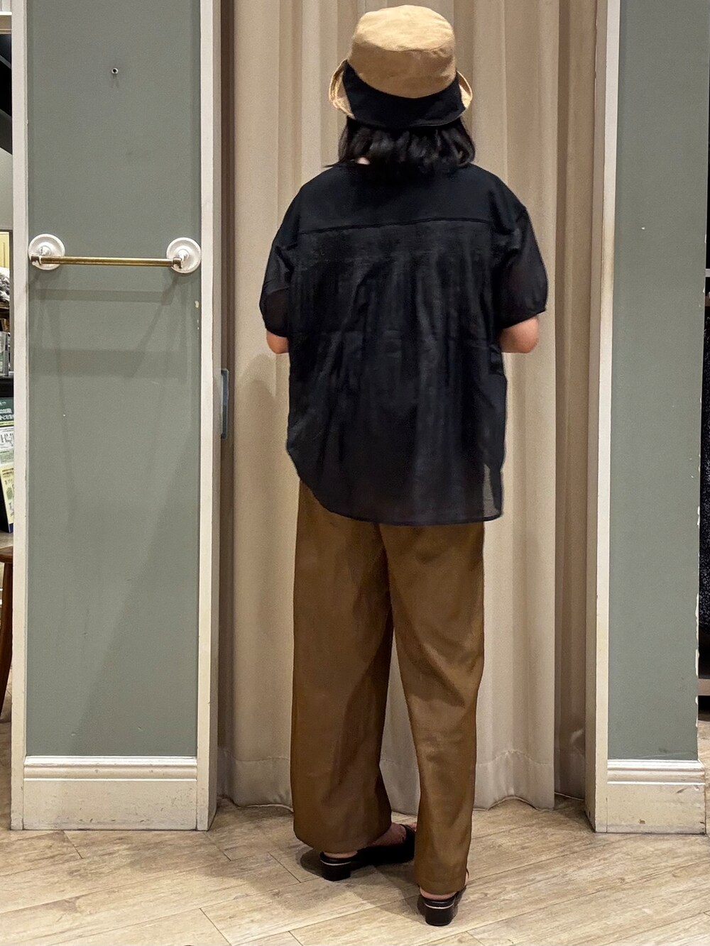 ブラック系のTシャツ/カットソー、イエロー系のその他パンツ、ブラウン系のハットを着用したレディースの春コーディネートの3枚目の写真