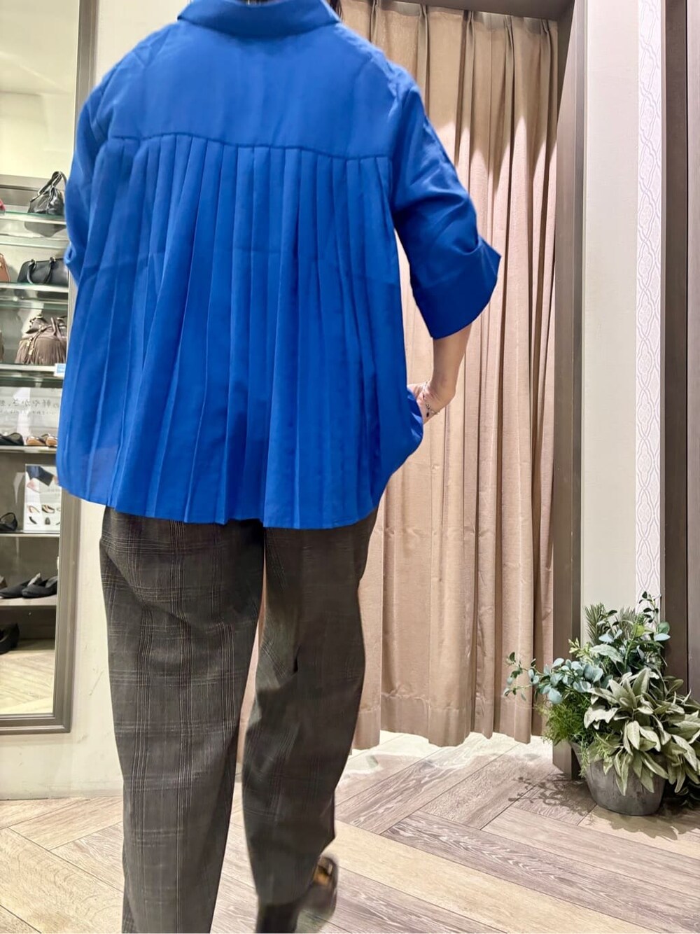 ブルー系のシャツ/ブラウス、ブラック系のその他パンツ、ブラック系のハットを着用したレディースの秋コーディネートの4枚目の写真