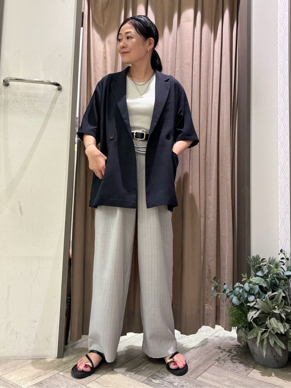 ブルー系のテーラードジャケット、グレー系のその他パンツ、シルバー系のブレスレットを着用したレディースの夏コーディネートの5枚目の写真