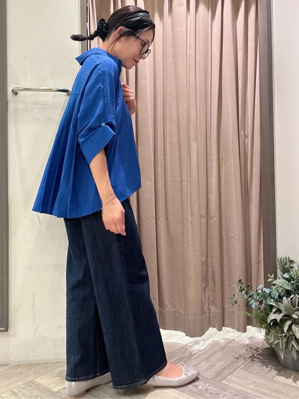 ブルー系のシャツ/ブラウス、ブルー系のデニムパンツ、シルバー系のその他シューズを着用したレディースの秋コーディネートの2枚目の写真