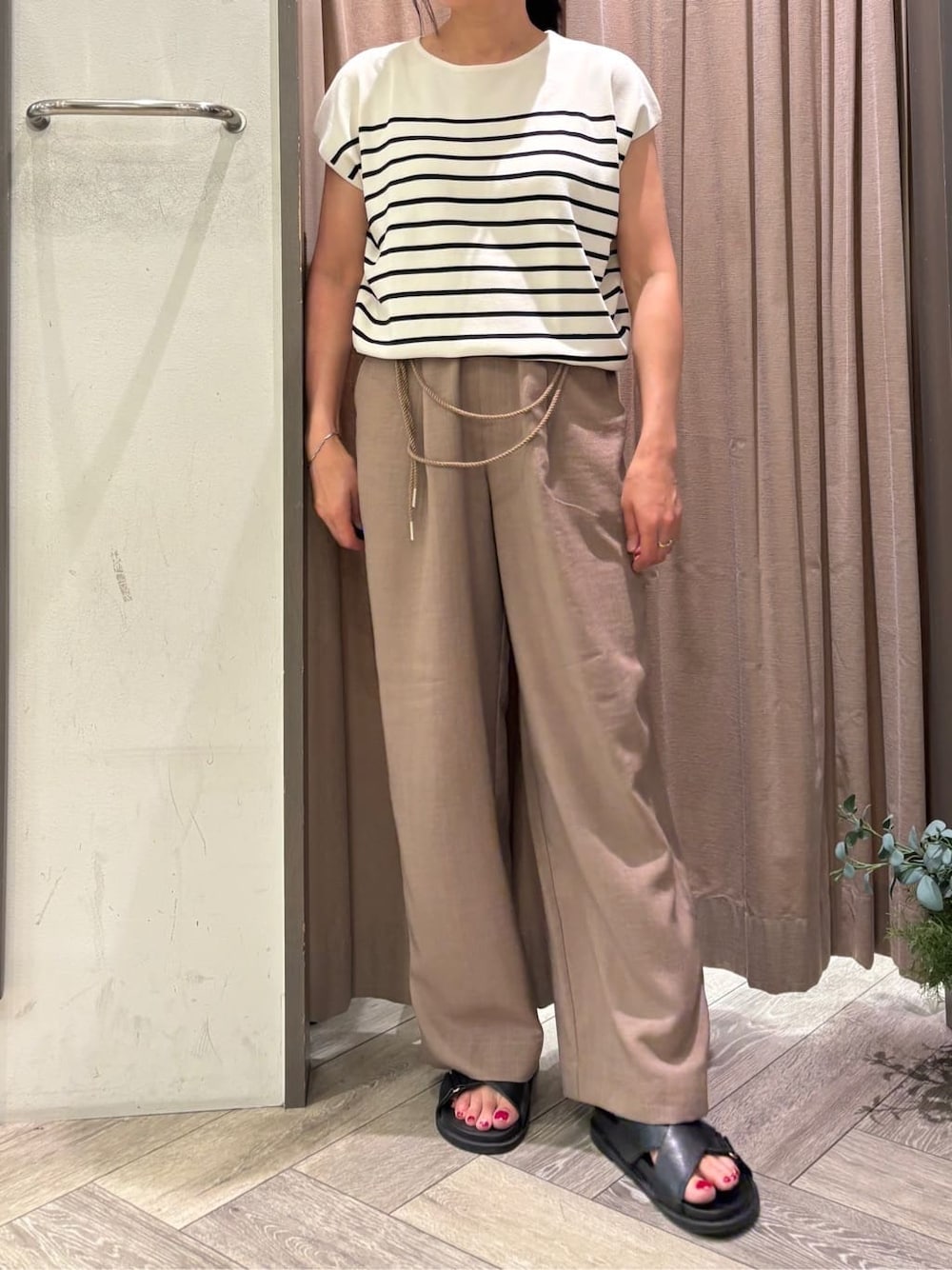 ベージュ系のテーラードジャケット、ベージュ系のその他パンツ、ベージュ系のキャップを着用したレディースの夏コーディネートの4枚目の写真