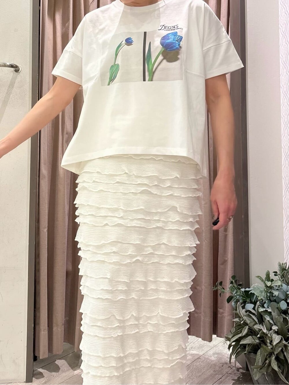 ホワイト系のTシャツ/カットソー、ホワイト系のスカートを着用したレディースの春コーディネートの4枚目の写真