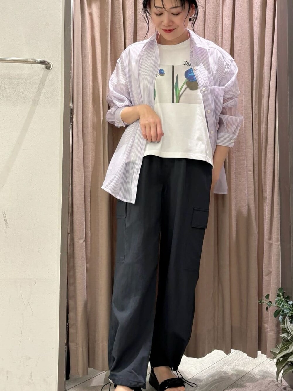ホワイト系のTシャツ/カットソー、ホワイト系のスカートを着用したレディースの春コーディネートの7枚目の写真