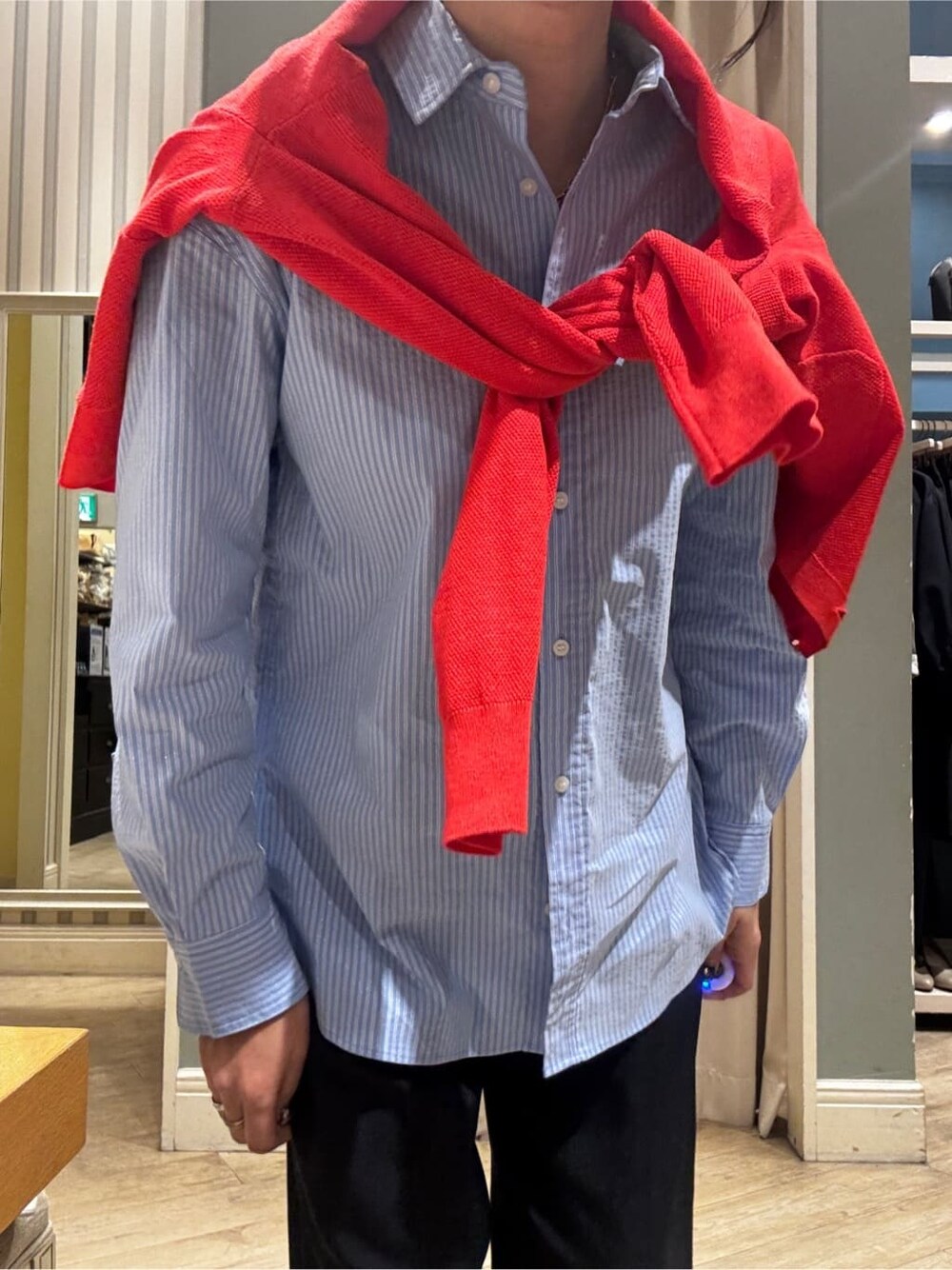 レッド系のカーディガン/ボレロ、ブルー系のシャツ/ブラウス、ブルー系のその他パンツを着用したレディースの春コーディネートの9枚目の写真