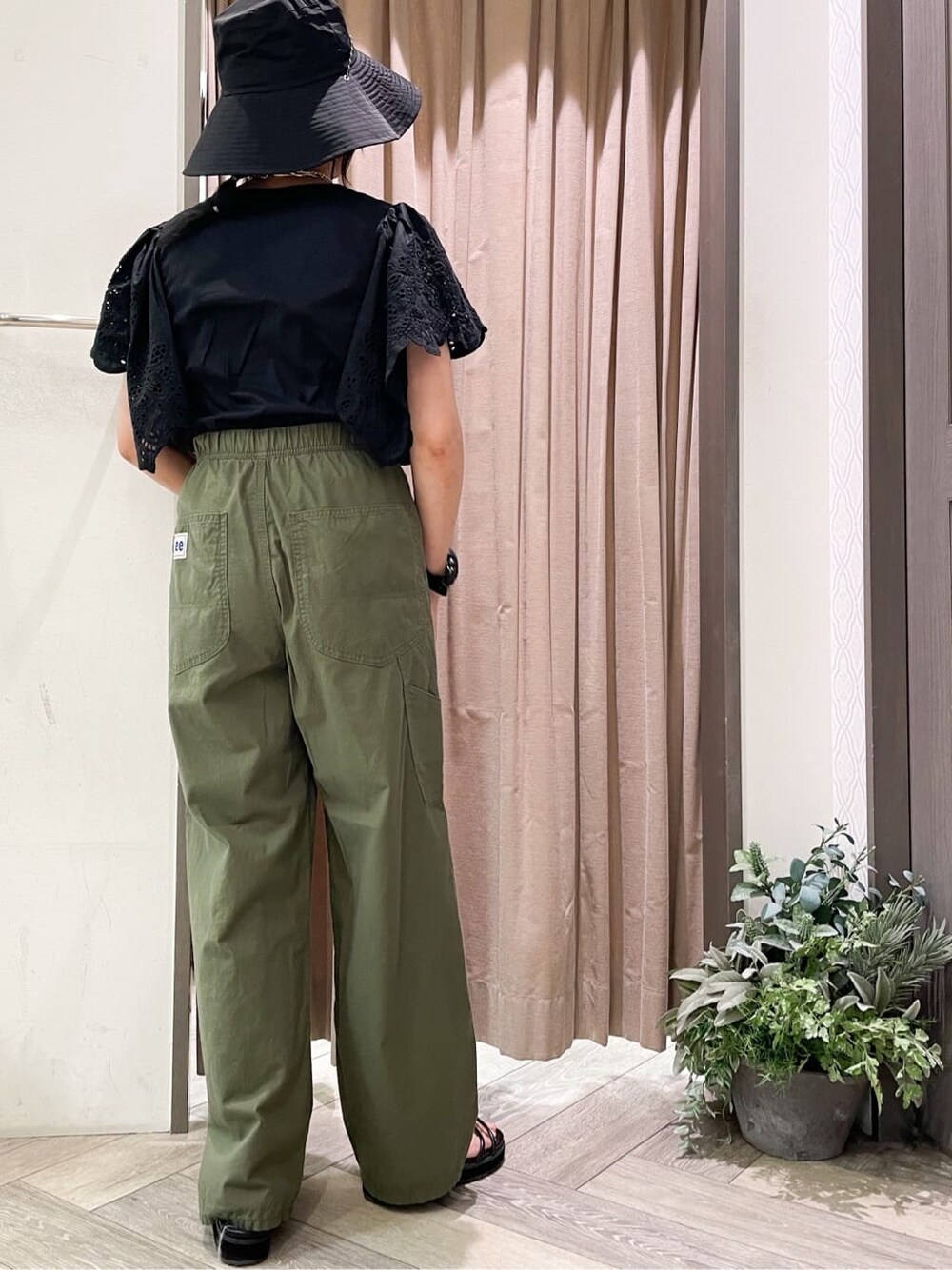 グリーン系のその他パンツを着用したレディースの春コーディネートの3枚目の写真