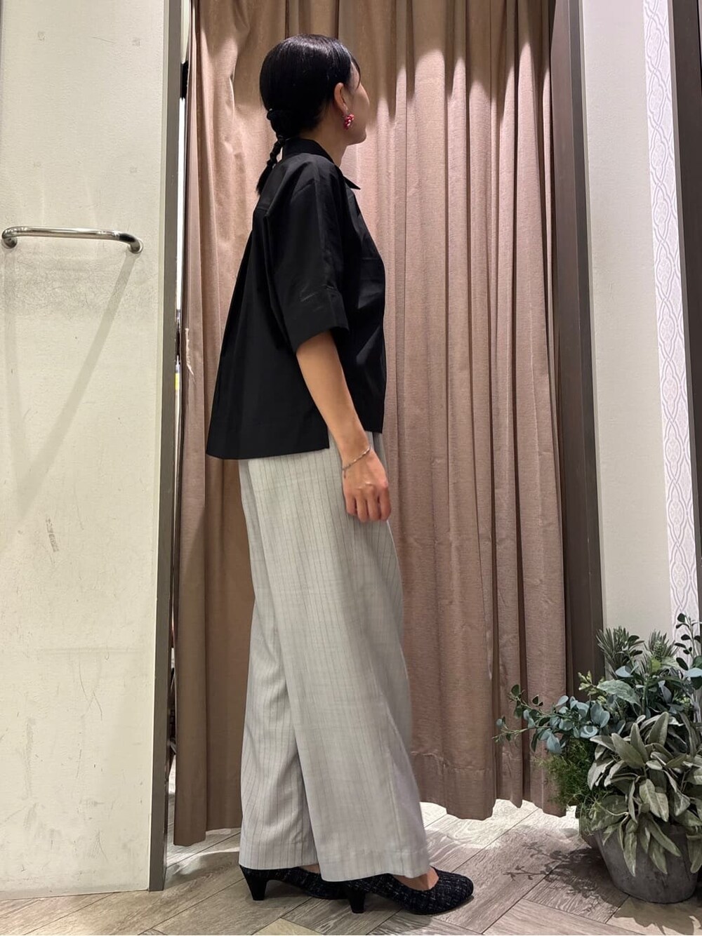 グレー系のその他パンツ、ブラック系のパンプス、ブラック系のベルトを着用したレディースの秋コーディネートの2枚目の写真