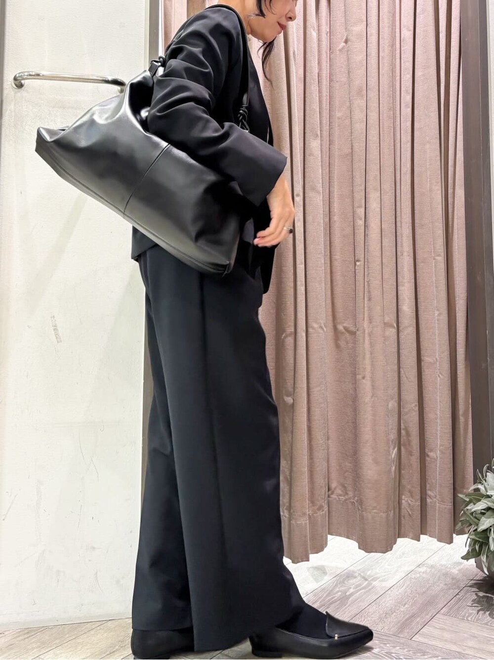 ブラック系のノーカラージャケット、ブラック系のその他パンツ、ブラック系のベルトを着用したレディースの冬コーディネートの3枚目の写真