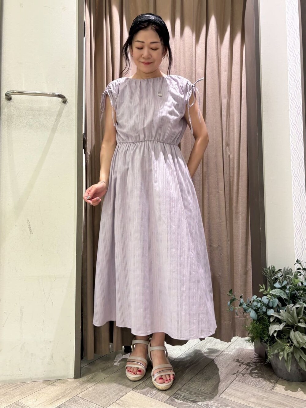 パープル系のワンピースを着用したレディースの夏コーディネートの2枚目の写真