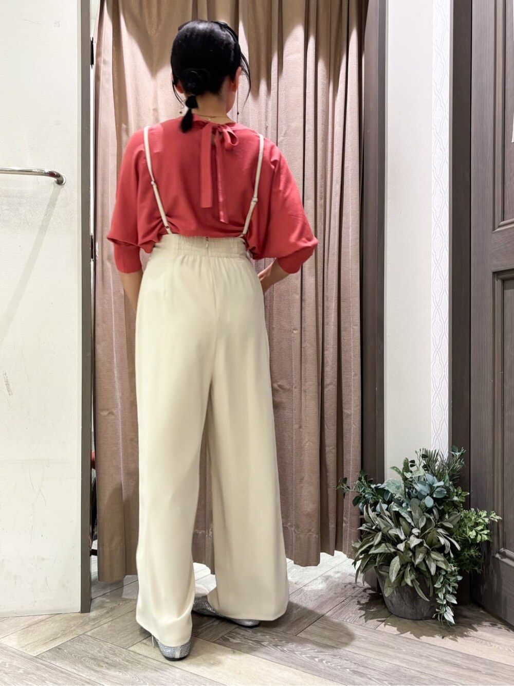 ホワイト系のブルゾン、レッド系のニット/セーター、ホワイト系のその他パンツを着用したレディースの春コーディネートの6枚目の写真