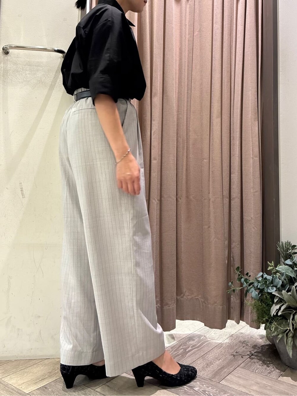 グレー系のその他パンツ、ブラック系のパンプス、ブラック系のベルトを着用したレディースの秋コーディネートの3枚目の写真