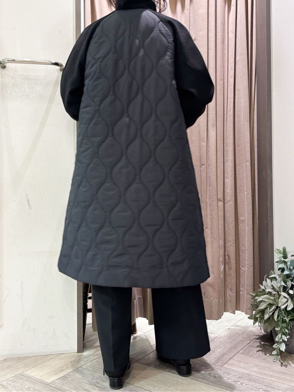 レッド系のニット/セーター、ブラック系のその他パンツ、ブラック系のベルトを着用したレディースの冬コーディネートの4枚目の写真