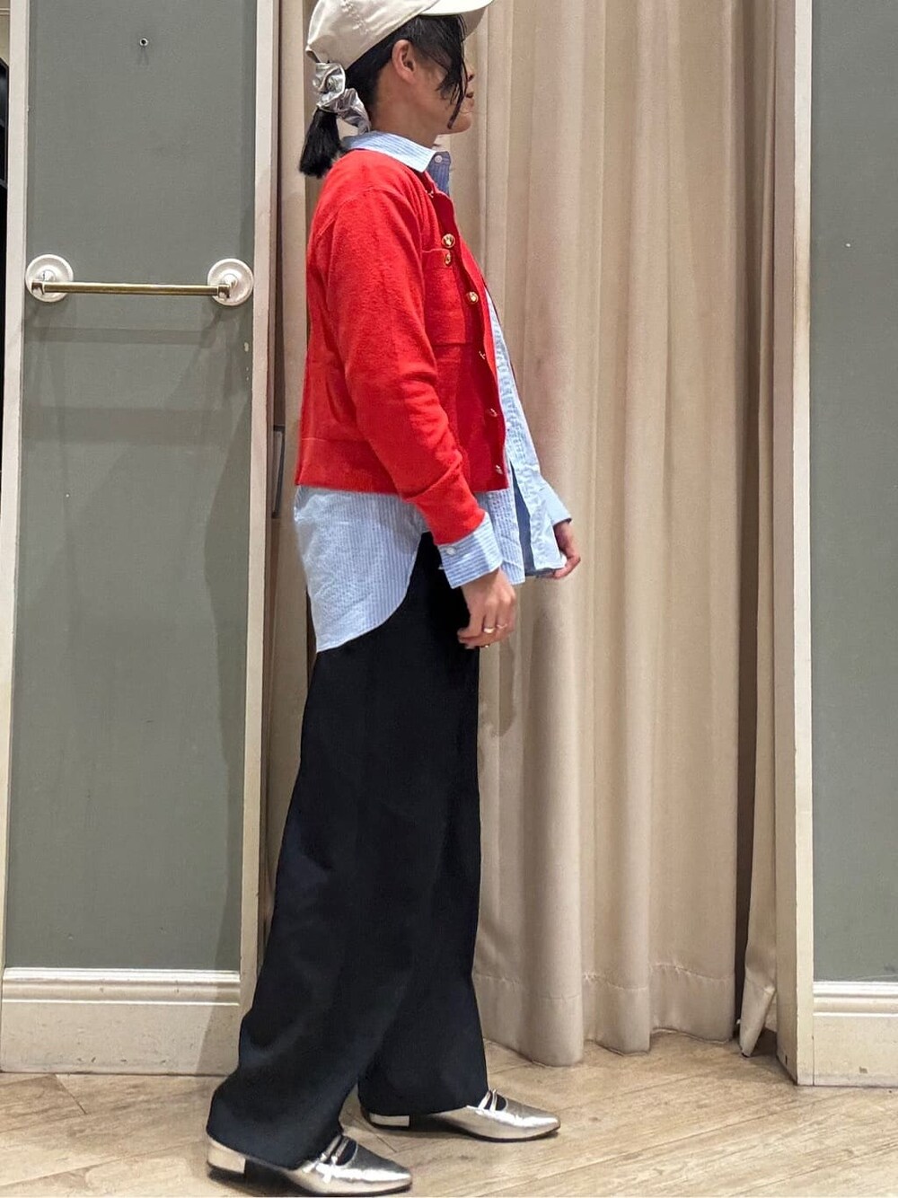 レッド系のカーディガン/ボレロ、ブルー系のシャツ/ブラウス、ブルー系のその他パンツを着用したレディースの春コーディネートの6枚目の写真