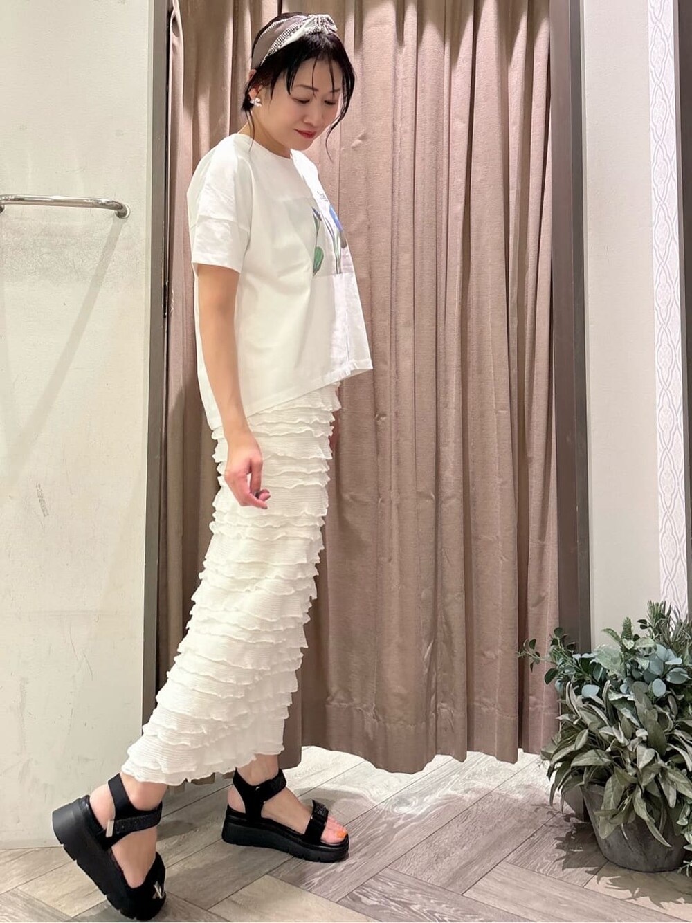 ホワイト系のTシャツ/カットソー、ホワイト系のスカートを着用したレディースの春コーディネートの3枚目の写真
