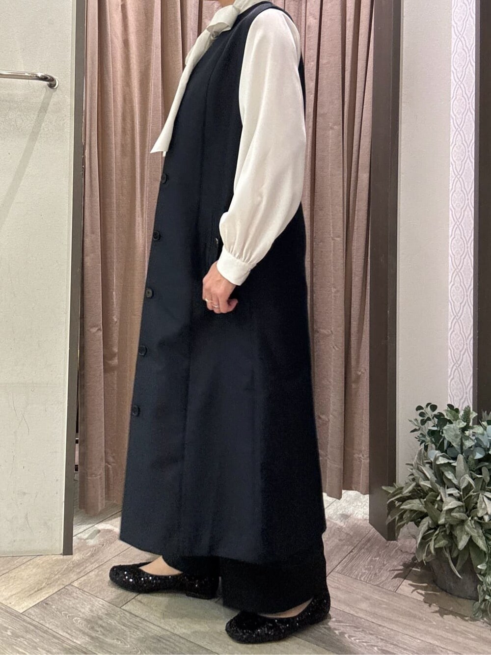 ブルー系のワンピース、ホワイト系のシャツ/ブラウス、ブラック系のその他パンツを着用したレディースの冬コーディネートの3枚目の写真