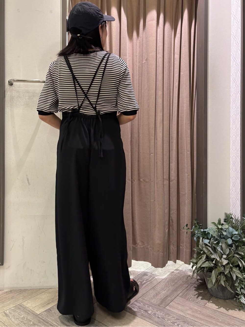 ホワイト系のカーディガン/ボレロ、ホワイト系のTシャツ/カットソー、ブラック系のサロペット/オーバーオールを着用したレディースの春コーディネートの5枚目の写真