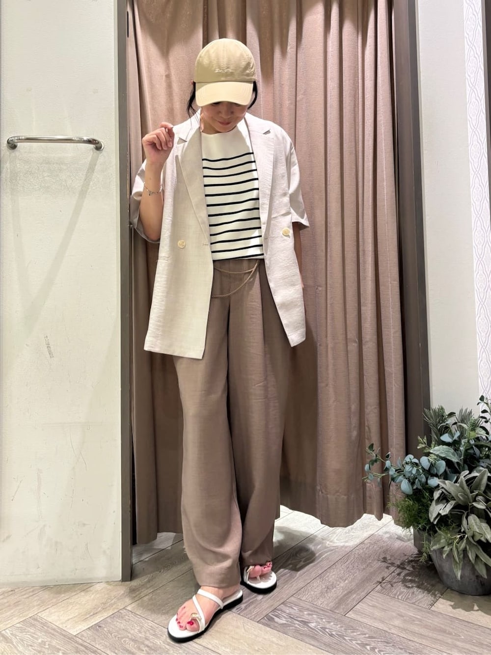 ベージュ系のテーラードジャケット、ベージュ系のその他パンツ、ベージュ系のキャップを着用したレディースの夏コーディネートの5枚目の写真
