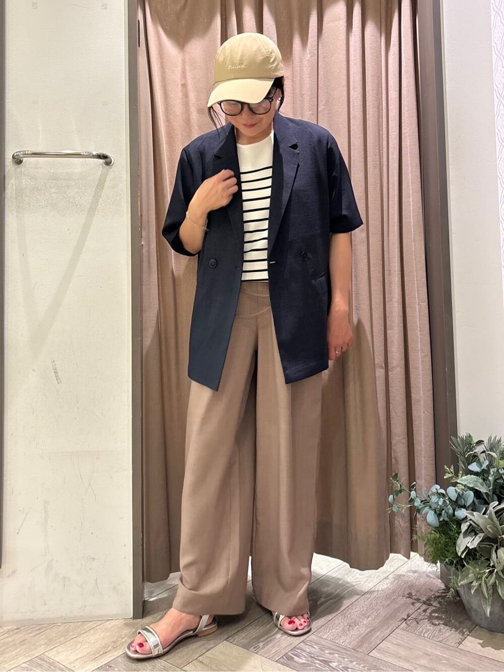 ベージュ系のテーラードジャケット、ベージュ系のその他パンツ、ベージュ系のキャップを着用したレディースの夏コーディネートの6枚目の写真