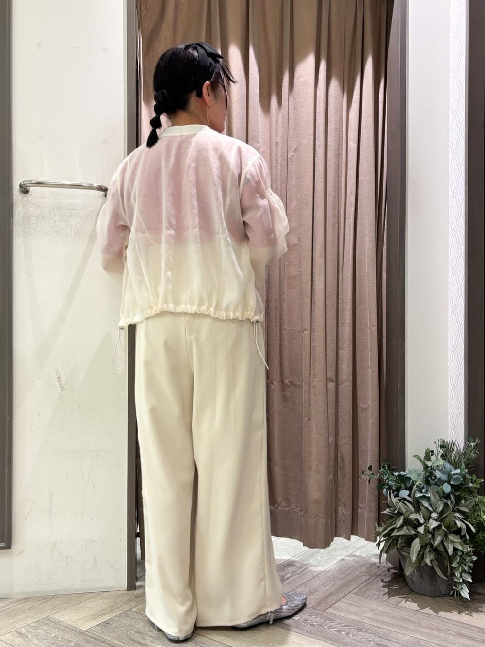 ホワイト系のブルゾン、レッド系のニット/セーター、ホワイト系のその他パンツを着用したレディースの春コーディネートの8枚目の写真
